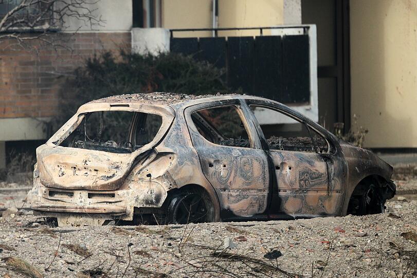 Überall stehen Autowracks auf der Straße.