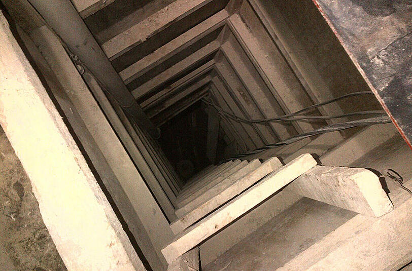 Guzmán war am Samstag durch einen heimlich gegrabenen Tunnel aus dem Gefängnis im zentral gelegenen Bundesstaat México entkommen. Der unterirdische Gang ist nach Angaben der Behörden 1,5 Kilometer lang, rund 1,70 Meter hoch, 80 Zentimeter breit und verfügt über eine Luftzufuhr sowie Beleuchtung. Mit einem Motorrad, das auf Schienen fuhr, wurde die Erde aus dem Tunnel abtransportiert.