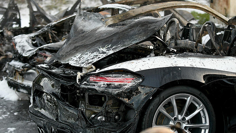 Die Luxus-Autos sind abgebrannt und zerstört - vor Ort fand die Polizei Brandbeschleuniger. Die Ermittler gehen deshalb von Brandstiftung aus.