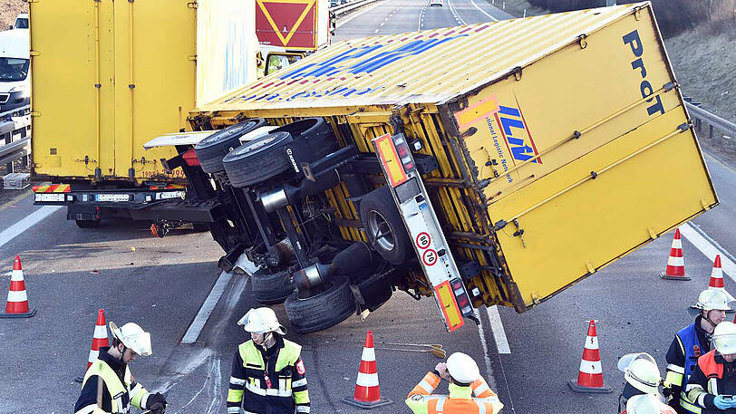 Schwerer Lkw-Unfall auf der A99. Die Bilder von der Unfallstelle.