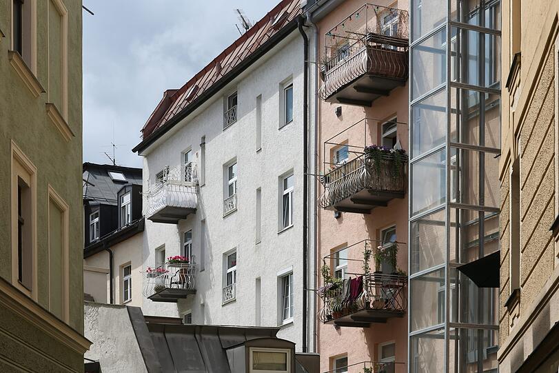 Noch ein Hinterhof &ndash; mit alten Balkonen und neuen Glas-Aufzügen.