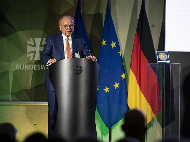 Wolfgang Ischinger, Vorsitzender der Münchner Sicherheitskonferenz, spricht bei einer Preisverleihung. Foto: Fabian Sommer/dpa