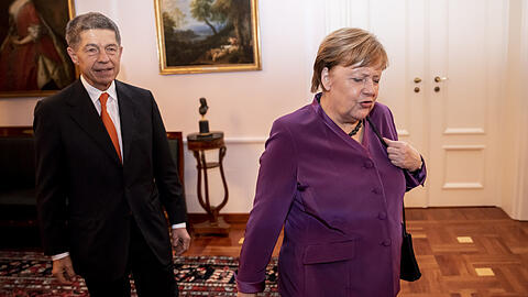Der langjährige "First Husband": Joachim Sauer kommt mit seiner Frau, Bundeskanzlerin Angela Merkel, zu einem Abendessen zu Ehren des ehemaligen Bundespräsidenten Gauck und anlässlich dessen 80. Geburtstages ins Schloss Bellevue.