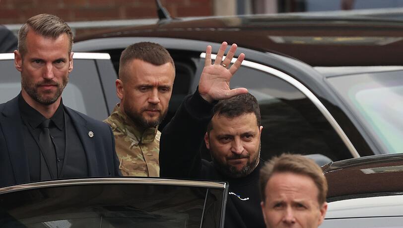 Der ukrainische Präsident Wolodymyr Selenskyj steigt nach der Verleihung des Karlspreises ins Auto.