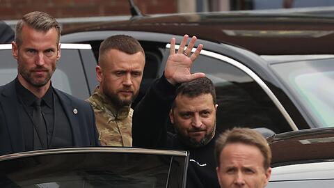 Der ukrainische Präsident Wolodymyr Selenskyj steigt nach der Verleihung des Karlspreises ins Auto.