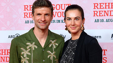 Eine bekannte TV-Moderatorin spricht jetzt über Thomas Müller und seine Frau Lisa.
