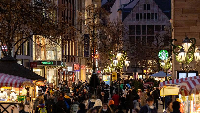 Eine weihnachtlich geschmückte Straße in der Nürnberger Innenstadt. Die Erwartungen der bayerischen Einzelhändler an das Weihnachtsgeschäft sind in diesem Jahr eher zurückhaltend. (Archiv) Eine weihnachtlich geschmückte Straße in der Nürnberger Innenstadt. Die Erwartungen der bayerischen Einzelhändler an das Weihnachtsgeschäft sind in diesem Jahr eher zurückhaltend. (Archiv)
