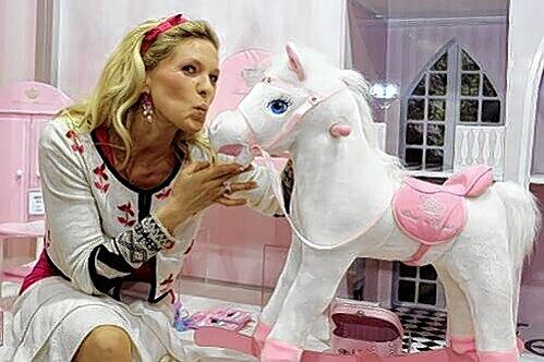 Maja Synke Prinzessin von Hohenzollern mit ihrem rosa Pferd.