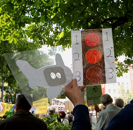 Verhärtete Fronten im Streit über Flughafen-Ausbau: Die Bilder von der Demo und der Tomaten-Attacke gegen Dobrindt.