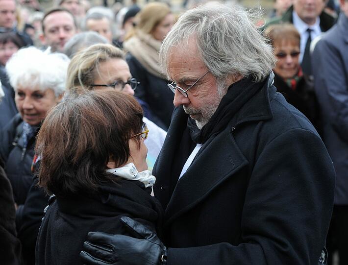 chauspieler Thomas Fritsch umarmt die Witwe Simone Rethel