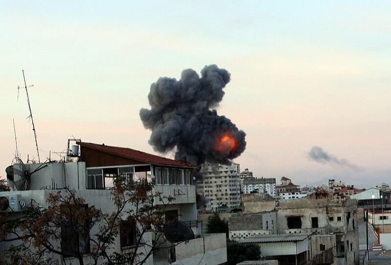 Jede dieser Rauchwolken steht für eine Bombe, die Israel am Morgen über dem Gaza-Streifen abgeworfen hat.
