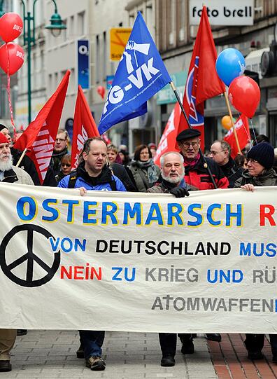 In Duisburg startete die
erste Etappe des dreitägigen Ostermarsch Ruhr zur gemeinsamen
Kundgebung mit dem Ostermarsch Rheinland.