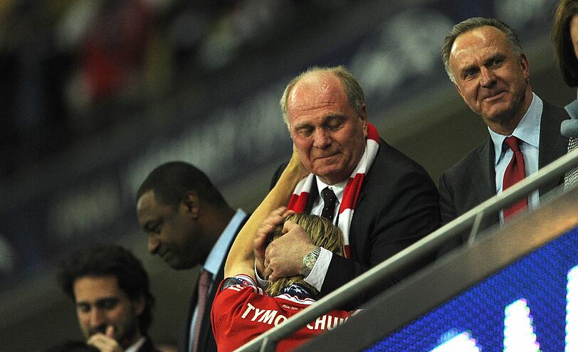 Zwischen hoffen und bangen. So erlerbt Uli Hoeneß den denkwürdigen Abend in London. Die Bilder aus dem Wembley Stadion und dem anschließenden Bayern-Bankett