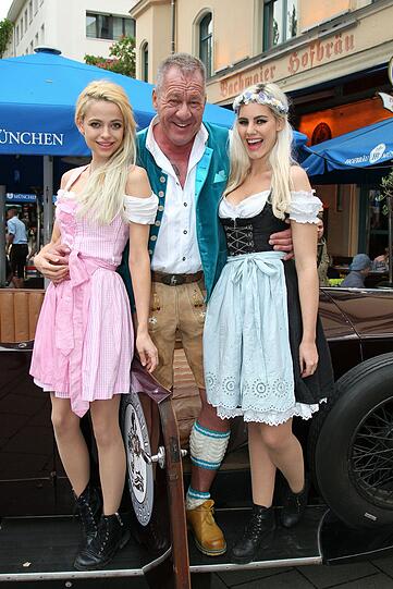 Hugo Bachmaier mit Natalie Stiegelmaier (l.) und Corinna Weilermann