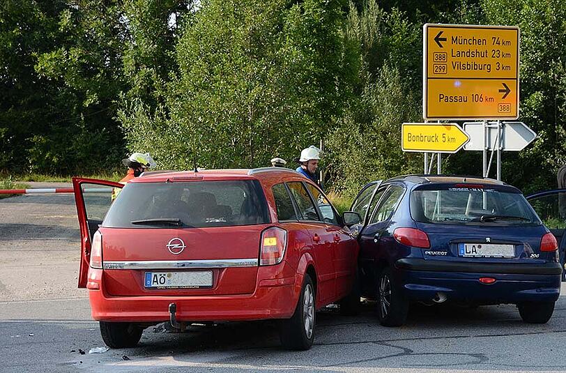 Der Fahrer des blauen Peugeot missachtete die Vorfahrt und kolliderte mit dem anderen Auto. Beide Fahrer verletzten sich bei dem Unfall.