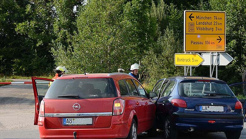 Der Fahrer des blauen Peugeot missachtete die Vorfahrt und kolliderte mit dem anderen Auto. Beide Fahrer verletzten sich bei dem Unfall. Der Fahrer des blauen Peugeot missachtete die Vorfahrt und kolliderte mit dem anderen Auto. Beide Fahrer verletzten sich bei dem Unfall.