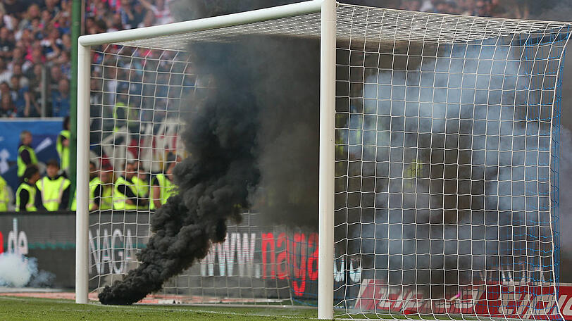 Ausschreitungen nach dem Spiel des Hamburger SV gegen Borussia Mönchengladbach. Die Bilder aus dem Volksparkstadion.