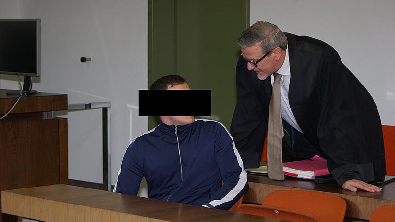 Der Angeklagte mit seinem Anwalt.
