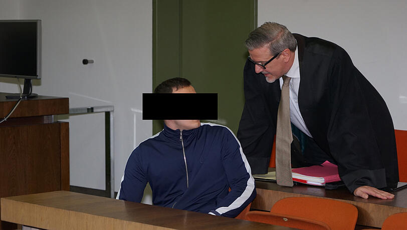 Der Angeklagte mit seinem Anwalt. Der Angeklagte mit seinem Anwalt.