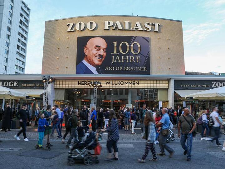 Transparent am Zoo palast anlässlich der Gala zum 100. Geburtstag von Artur Brauner.