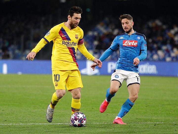 Lionel Messi (l) vom FC Barcelona kämpft mit Neapels Dries Mertens um den Ball.