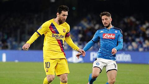 Lionel Messi (l) vom FC Barcelona kämpft mit Neapels Dries Mertens um den Ball.