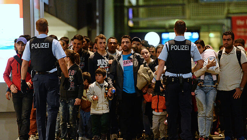 12. September 2015: Flüchtlinge kommen mit einem Zug aus Budapest am Hauptbahnhof an. Dort nehmen sie (auch) Polizisten in Empfang. 12. September 2015: Flüchtlinge kommen mit einem Zug aus Budapest am Hauptbahnhof an. Dort nehmen sie (auch) Polizisten in Empfang.