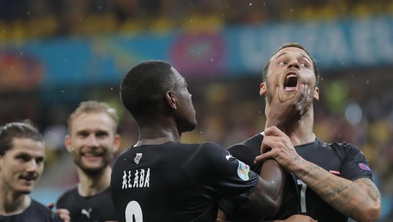 Auftaktsieg gelungen: Österreich-Torschütze Marko Arnautovic (r) wird von David Alba auf besondere Art beglückwunscht.