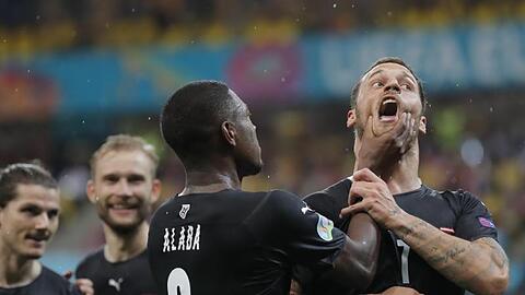 Auftaktsieg gelungen: Österreich-Torschütze Marko Arnautovic (r) wird von David Alba auf besondere Art beglückwunscht.