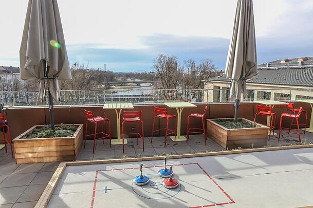 Sonne und die M&ouml;glichkeit, Eisstock zu schie&szlig;en gibt es auf dem Dach des Deutschen Museums bei der Frau im Mond.