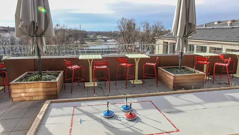 Frau im Mond: Auch auf der Rooftop-Terrasse gleitet der Eisstock dahin. Frau im Mond: Auch auf der Rooftop-Terrasse gleitet der Eisstock dahin.