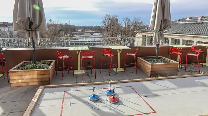 Frau im Mond: Auch auf der Rooftop-Terrasse gleitet der Eisstock dahin. Frau im Mond: Auch auf der Rooftop-Terrasse gleitet der Eisstock dahin.