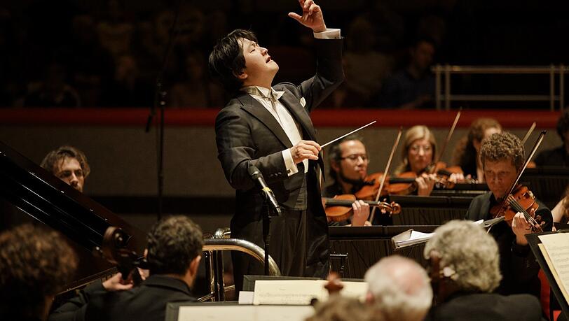 Kazuki Yamada dirigiert "The Planets" von Gustav Holst. Kazuki Yamada dirigiert "The Planets" von Gustav Holst.
