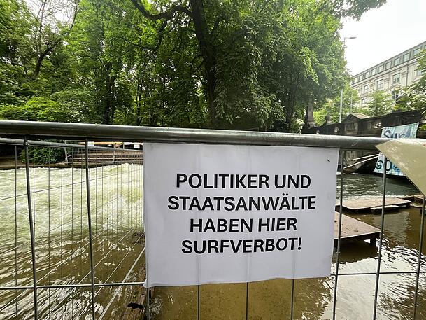 „Politiker und Staatsanwälte haben hier Surfverbot“ und andere Sprüche stehen dort, wo vorher ein Blumenmeer war. „Politiker und Staatsanwälte haben hier Surfverbot“ und andere Sprüche stehen dort, wo vorher ein Blumenmeer war.