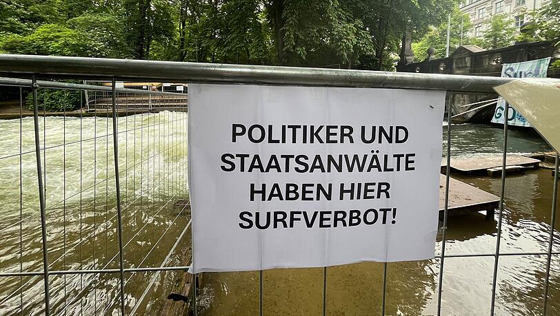 „Politiker und Staatsanwälte haben hier Surfverbot“ und andere Sprüche stehen dort, wo vorher ein Blumenmeer war. „Politiker und Staatsanwälte haben hier Surfverbot“ und andere Sprüche stehen dort, wo vorher ein Blumenmeer war.