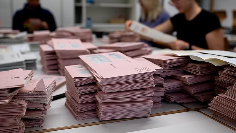 Wahlhelfer bereiten im Schulcampus Riem die Auszählung der Briefwahl-Unterlagen vor. Wahlhelfer bereiten im Schulcampus Riem die Auszählung der Briefwahl-Unterlagen vor.