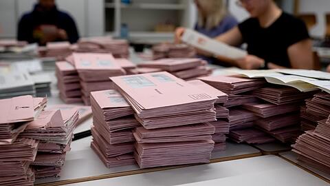 Wahlhelfer bereiten im Schulcampus Riem die Auszählung der Briefwahl-Unterlagen vor.