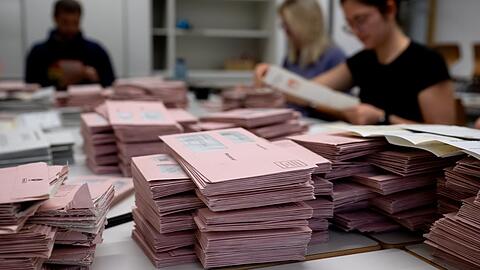 Wahlhelfer bereiten im Schulcampus Riem die Auszählung der Briefwahl-Unterlagen vor.
