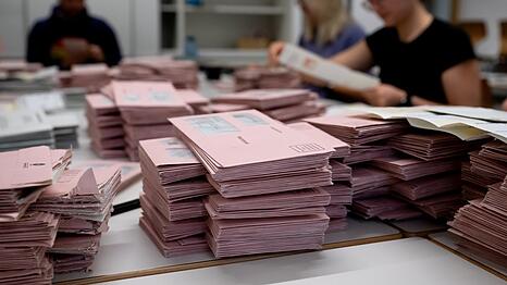 Wahlhelfer bereiten im Schulcampus Riem die Auszählung der Briefwahl-Unterlagen vor.