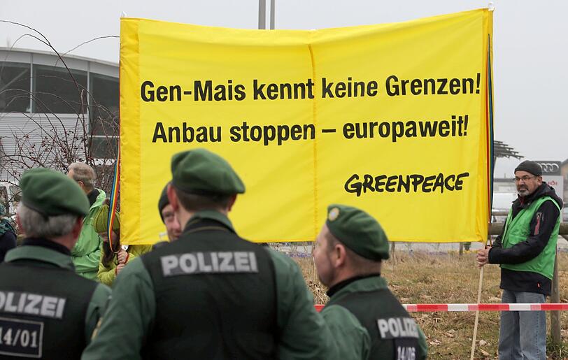 Greenpeace-Aktivisten nutzen den Politischen Aschermittwoch und demonstrieren vor der Dreiländerhalle in Passau.