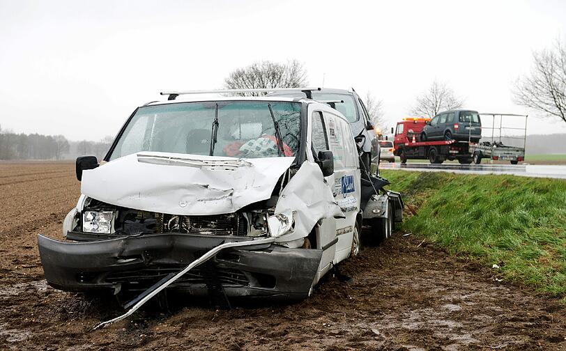 Im Landkreis Peine fand man dieses Auto im Feld, nachdem es einem LKW nicht mehr ausweichen konnte.