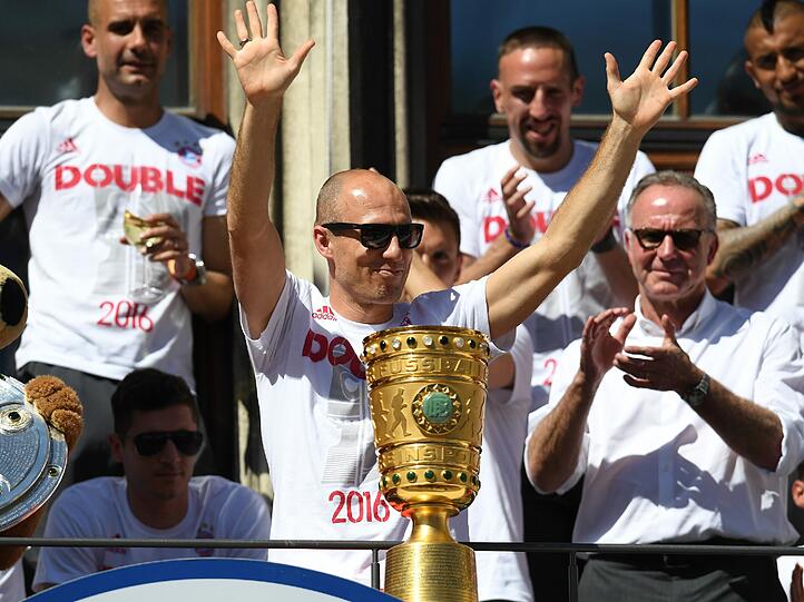 Pokal-Sause, Pep-Abschied und Double-Feier: Der FC Bayern lässt's auf dem Rathausbalkon krachen. Die Bilder.