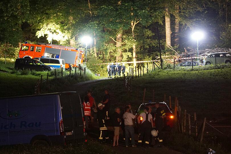 Nach dem Absturz des Leichtflugzeugs musste der Pilot die Nacht im Baumwipfel verbringen. Die Bilder vom Rettungseinsatz.