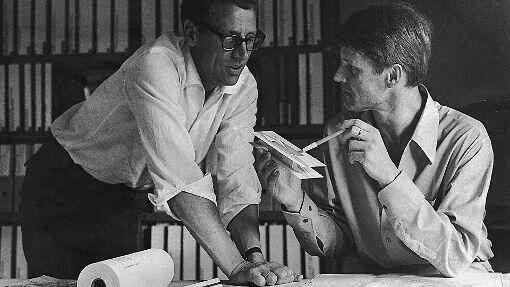 Karl Klühspies (r.) und Kim Wallenborn vom "Münchner Bauforum" mit Modell (Aufnahme Ende der 1960er).