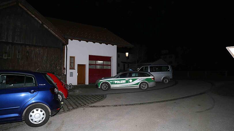 Bilder vom Sonntagabend: Siegfried Rauch sackt am Sonntag in seinem Wohnort Obersöchering südlich von München zusammen und fällt anschließend eine Treppe hinab. Der Sturz war nicht todesursächlich. Die Obduktion des Leichnams ergab: Herzversagen.