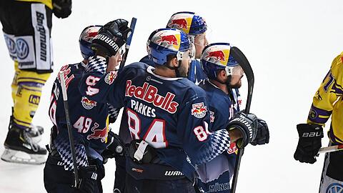 Mark Voakes, Trevor Parkes und Yannic Seidenberg feiern den Siegtreffer in Krefeld.