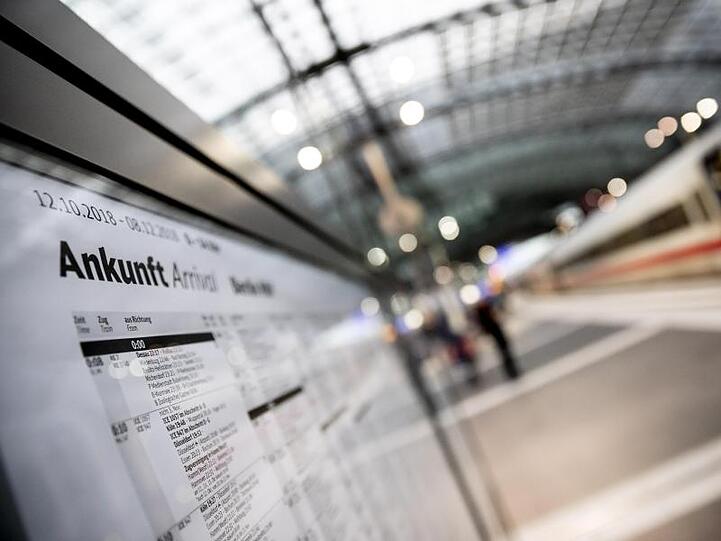 Ein Fahrplan hängt im Berliner Hauptbahnhof aus: Im Fernverkehr werden mit Fahrscheine zum vollen Preis (Flexpreis) im Durchschnitt 1,9 Prozent teurer.