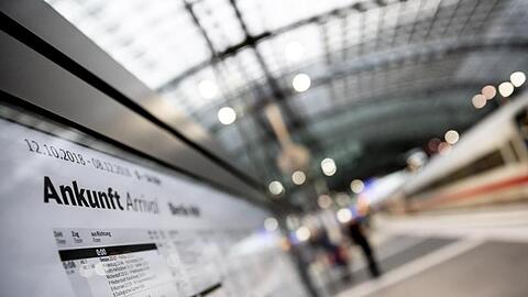 Ein Fahrplan hängt im Berliner Hauptbahnhof aus: Im Fernverkehr werden mit Fahrscheine zum vollen Preis (Flexpreis) im Durchschnitt 1,9 Prozent teurer.