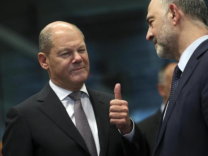 Olaf Scholz, Bundesfinanzminister, spricht während des Treffens der Euro-Finanzminister mit Pierre Moscovici, EU-Wirtschaftskommissar.