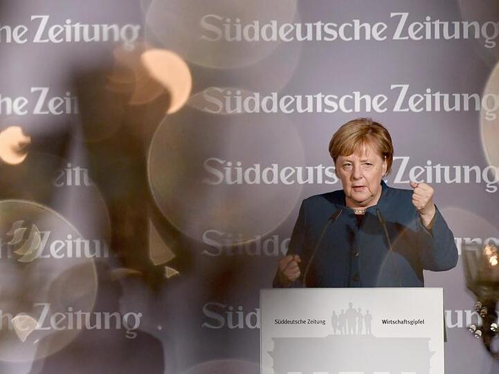 Bundeskanzlerin Angela Merkel (CDU), spricht beim 12. Wirtschaftsgipfel der Süddeutschen Zeitung. Foto: Britta Pedersen